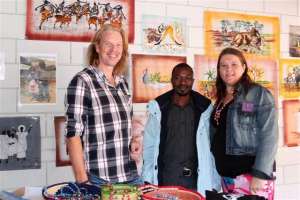 René, Jolanda en Moses verkopen kunst van Henri Lluya